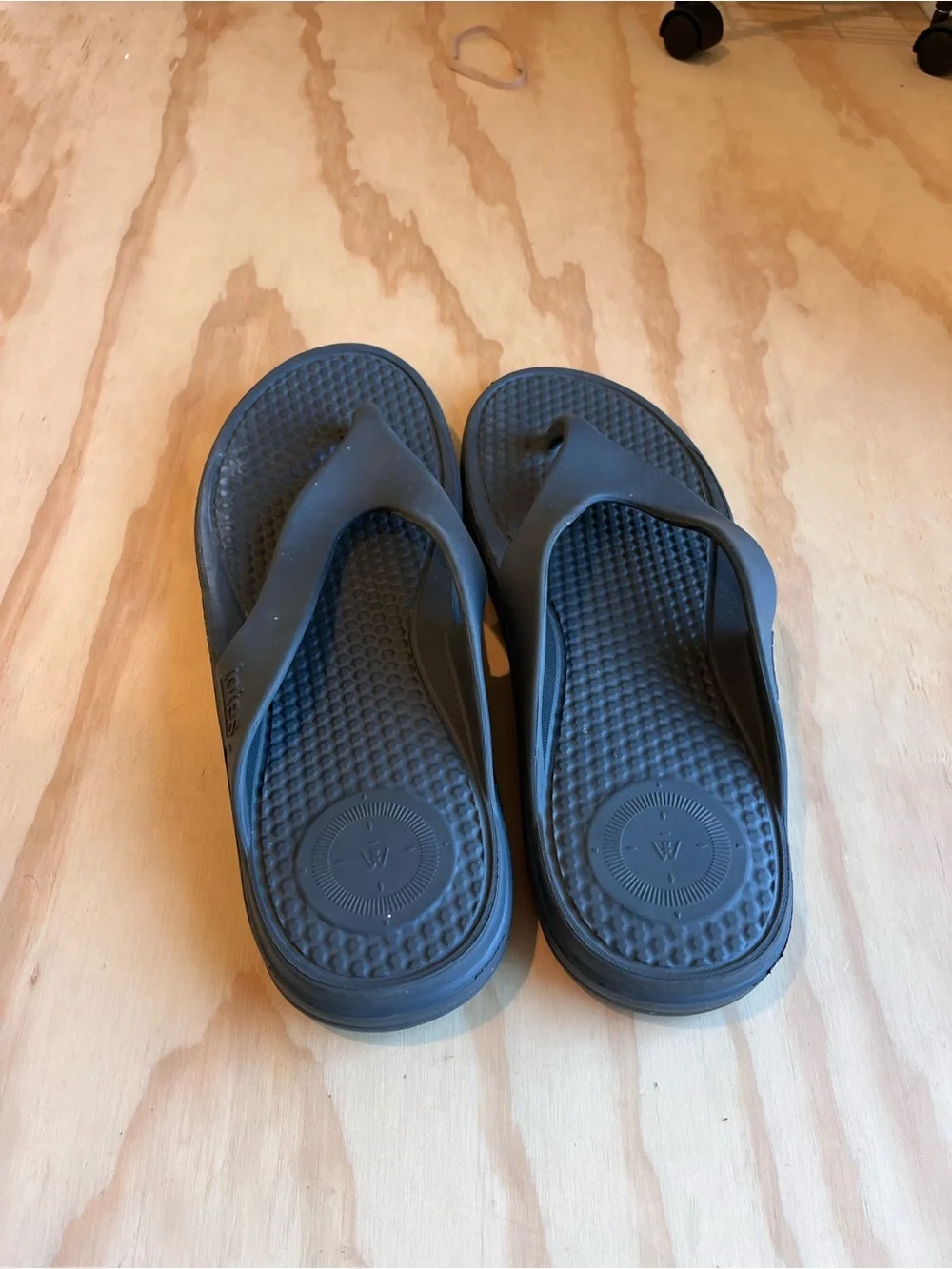 Men’s sandals flip flops totes Black Textured Foam comfort water beach sz 12